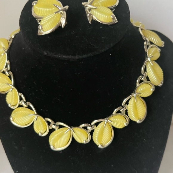 Marboux By Boucher Style #550 White Leaves Thermoset Silver Tone 1950s Necklace - Picture 3 of 16
